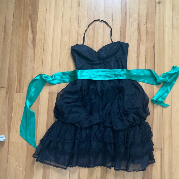 Bebe 100% silk tiered dress - Picture 6 of 9